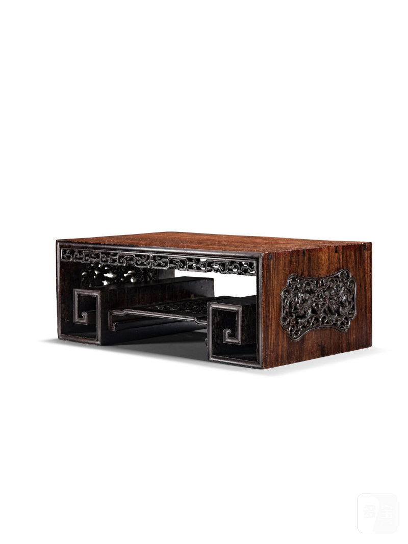 清十九世紀　紫檀書卷式座 | A CARVED ZITAN SCROLL-FORM STAND - 图3
